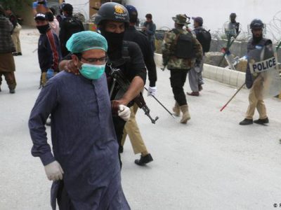کمبود تجهیزات ایمنی در پاکستان؛ اعتصاب غذای پزشکان در پنجاب | جهان | DW