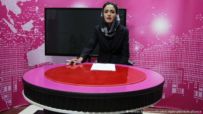 مجریان زن تلویزیون افغانستان مقابل دوربین صورت خود را پوشاندند | جهان | DW